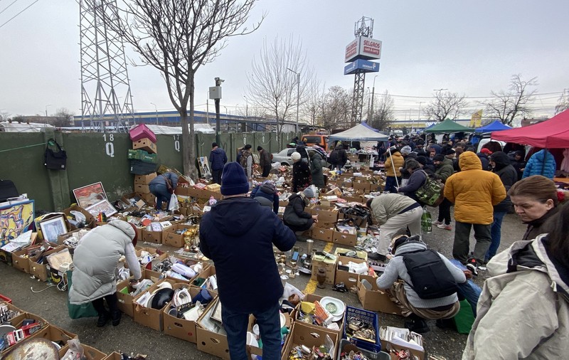 „Nu pot să trăiesc cu 450 de lei lunar”. Pentru a supraviețui, românii își vând pe prețuri de nimic cele mai dragi obiecte pe care le-au strâns o viață întreagă