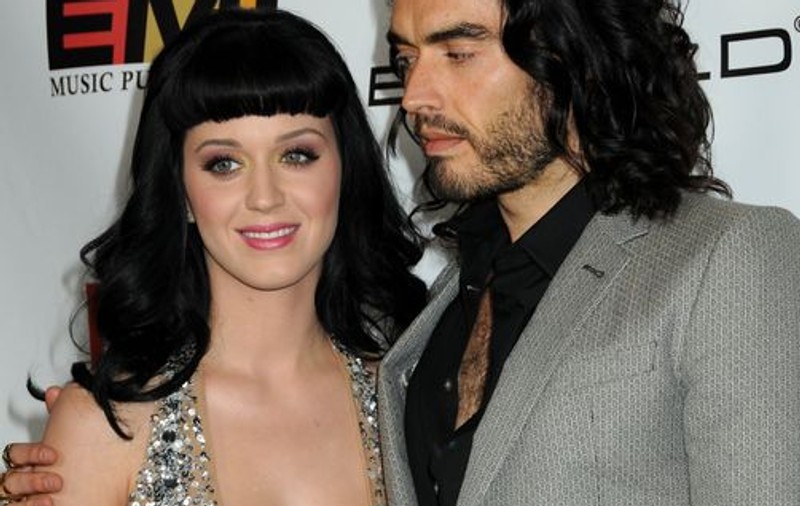 Katy Perry vrea ca Russell Brand să-şi vândă casa în care a fost cu alte femei