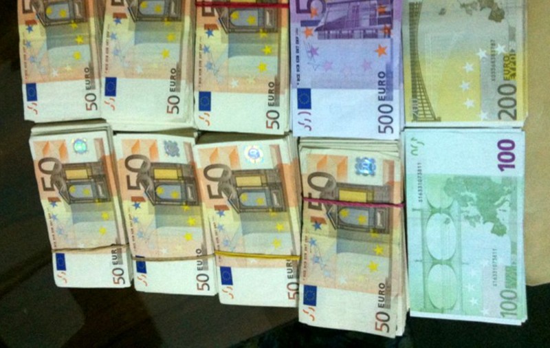 A  vrut să ”cumpere” un agent rutier cu 500 de euro. Bărbatul i-a dat banii chiar în sediul poliției ca să-l scape de un dosar penal