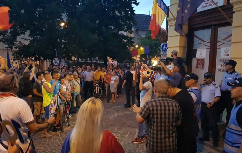 Mii de sibieni au ieșit în stradă, după condamnarea lui Liviu Dragnea. Carmen Iohannis a salutat mulțimea