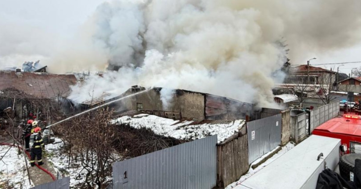 Pompierii care intervin pentru stingerea unui incendiu care a cuprins case şi anexe gospodăreşti