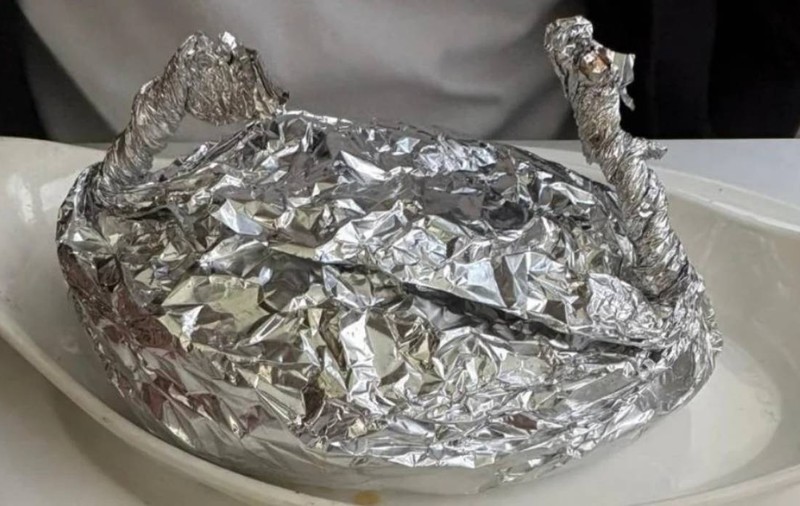 A dat 150 de dolari pe două porții de spaghete, dar când a venit farfuria a crezut că e o glumă: „Am primit o pungă de aluminiu!”