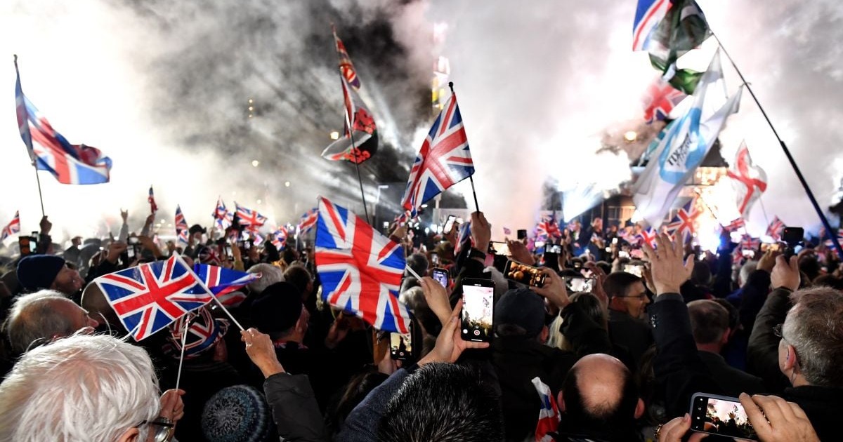 Susținătorii pro-Brexit sărbătoresc ieșirea Regatului Unit din UE în timpul petrecerii de sărbătoare a Zilei Brexit găzduită de Leave Means Leave în Piața Parlamentului, pe 31 ianuarie 2020, la Londra, Anglia.
