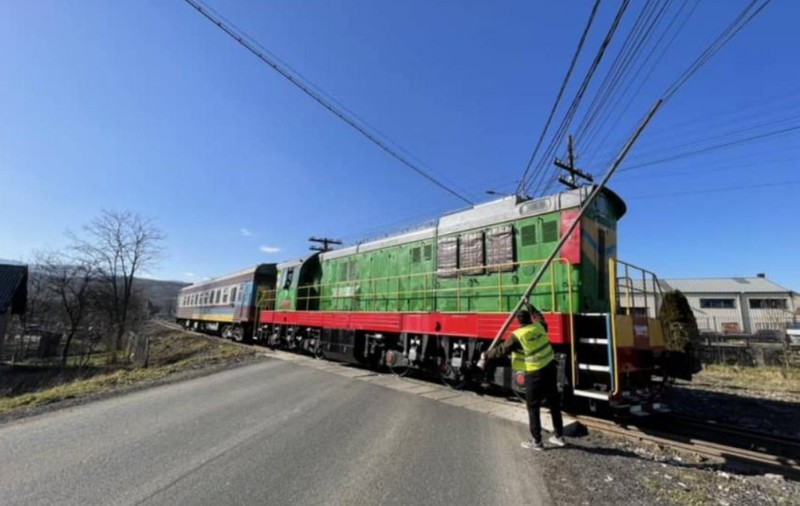 Circulația feroviară a fost dirijată cu prăjina pe o linie redeschisă între Ucraina și România