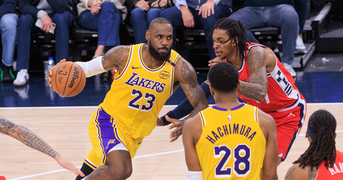 Lebron James de la Los Angeles Lakers îl driblează pe Kevin Porter de la Los Angeles Clippers, în timpul unui meci din NBA.