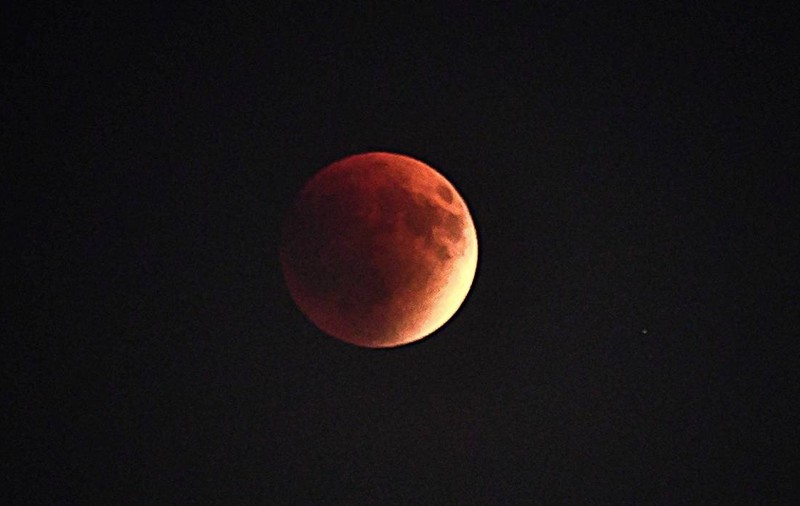 Cum a fost surprinsă „Luna sângerie” pe cerul României: imagini cu eclipsa totală