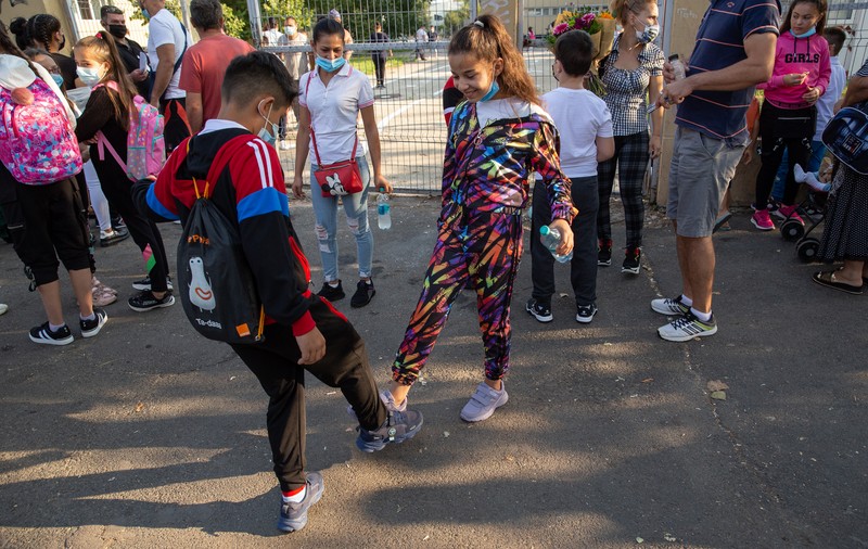 Prima zi de școală în Ferentari. Părinții și-au condus copiii până la poarta școlii: “Ne este puțin cam frică, dar n-avem încotro”
