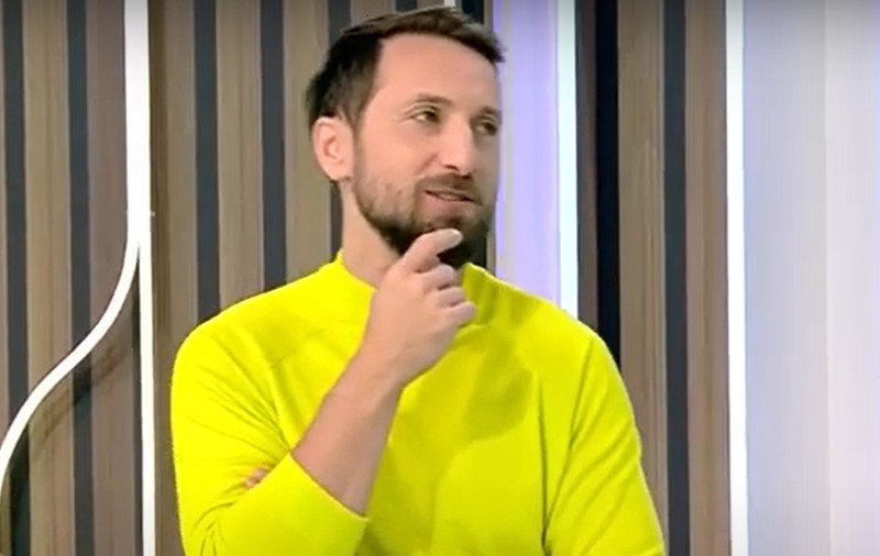 Ce a dezvăluit Dani Oțil în direct la Antena 1 despre părinții lui: „Pe tata nu l-am văzut niciodată supărat”. A dormit în acelaşi pat cu mama lui până la 15 ani