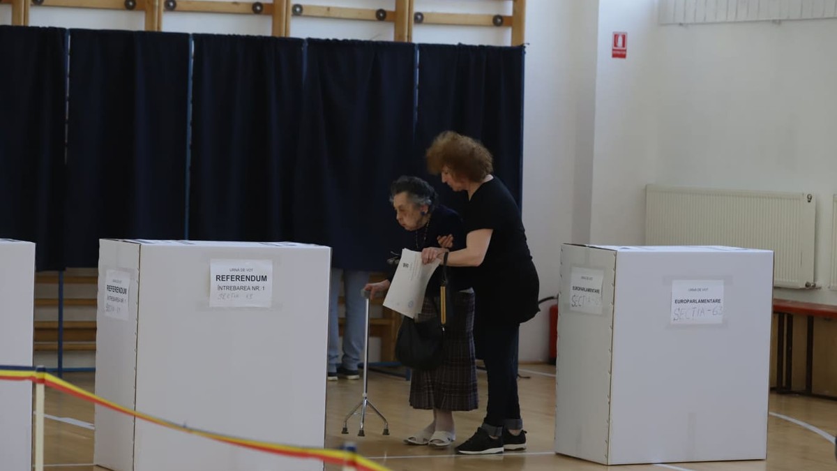 Are 97 de ani și a mers la vot. A ajuns la secția de votare în același timp cu Traian Băsescu | FOTO