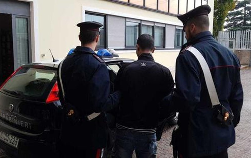Doi români din Italia au ajuns pe mâna poliției din același motiv: violențele conjugale