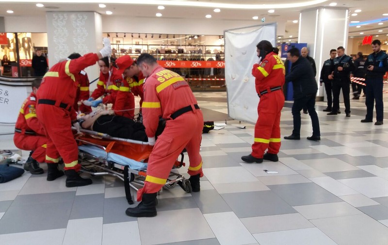 O femeie a murit într-un mall din cartierul Drumul Taberei. Victimei i s-a făcut rău și a căzut pe balustrada scărilor rulante