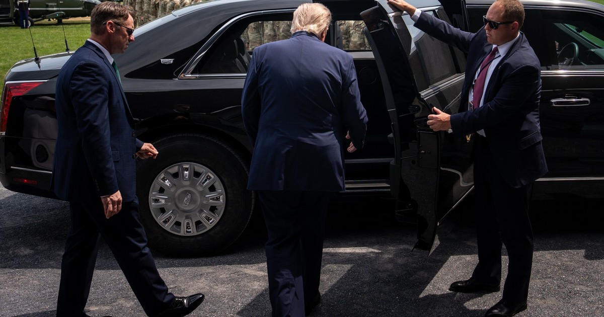 Un agent Secret Service ține portiera deschisă în timp ce Donald Trump intr-ă în limuzina prezidențială Foto: Profimedia