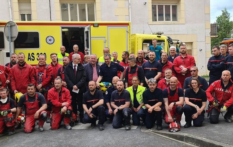 50 de pompieri, jandarmi și medici au reușit să scoată din casă o femeie de 391 de kilograme și să o ducă la spital, în Franța. Salvatorii au dărâmat pereții