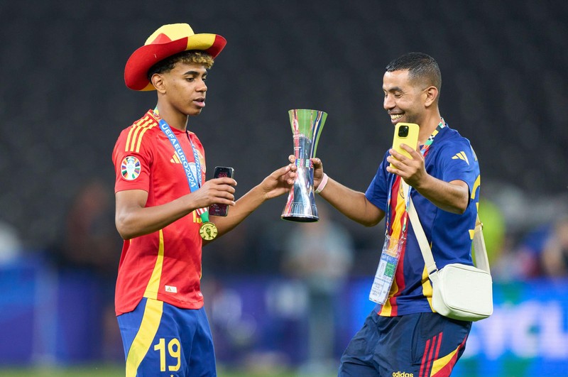 Lamine Yamal și tatăl său, Mounir Nasraoui. Foto: Profimedia