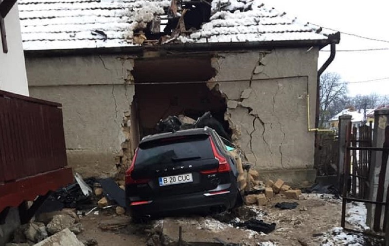 Un tânăr a murit după ce a intrat cu mașina într-o casă din Maramureș, la 200 de kilometri pe oră. Georgian avea permisul suspendat / VIDEO