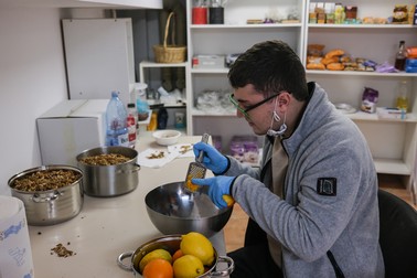 Cezar a ras coaja de lămâie și portocală pentru cozonaci