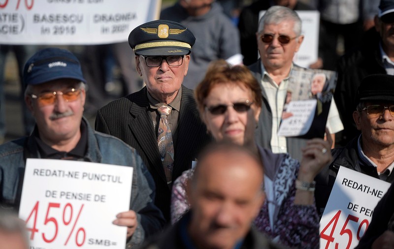 Preşedinţia avertizează Guvernul că bugetul nu asigură plata pensiilor. Reacţia PSD: "Iohannis se încăpățânează să blocheze guvernarea"