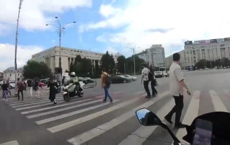 Momentul în care un polițist pe motocicletă a lovit în plin o femeie pe trecerea de pietoni în fața Guvernului | VIDEO