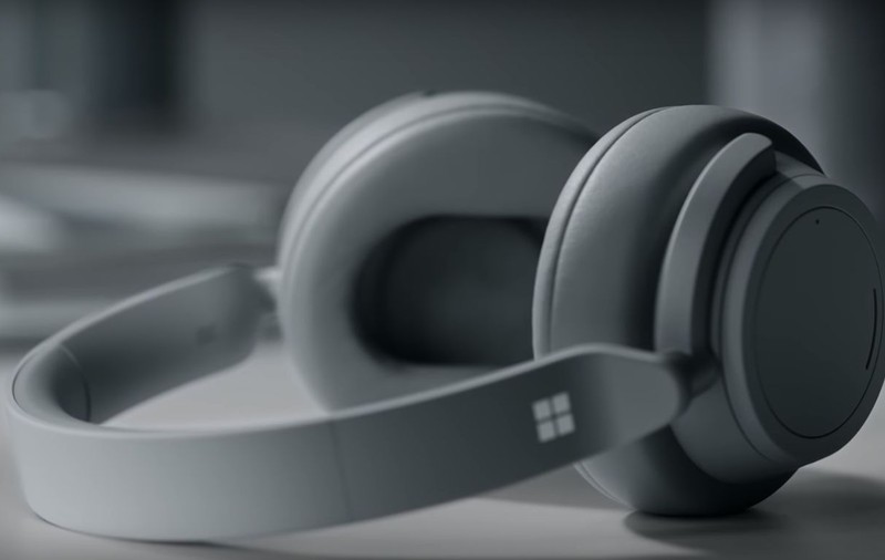 Microsoft a lansat o pereche de căști inteligente, dotate cu asistentul virtual Cortana, dar și Surface Pro 6 și Surface Laptop 2 - VIDEO