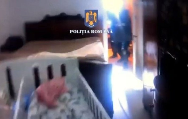 Un bucureștean beat și-a bătut iubita, a dat-o afară și s-a încuiat în casă cu doi bebeluși. Bărbatul a fost imobilizat de o echipă SAS a Poliției