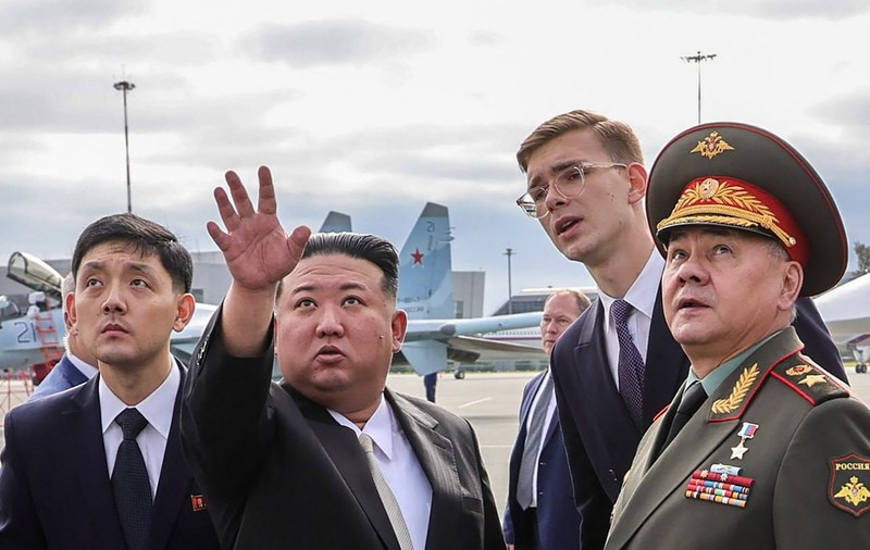Kim Jong Un a inspectat bombardierele cu capacitate nucleară și rachetele hipersonice ale Rusiei. Cum a lăudat Șoigu unul dintre avioane