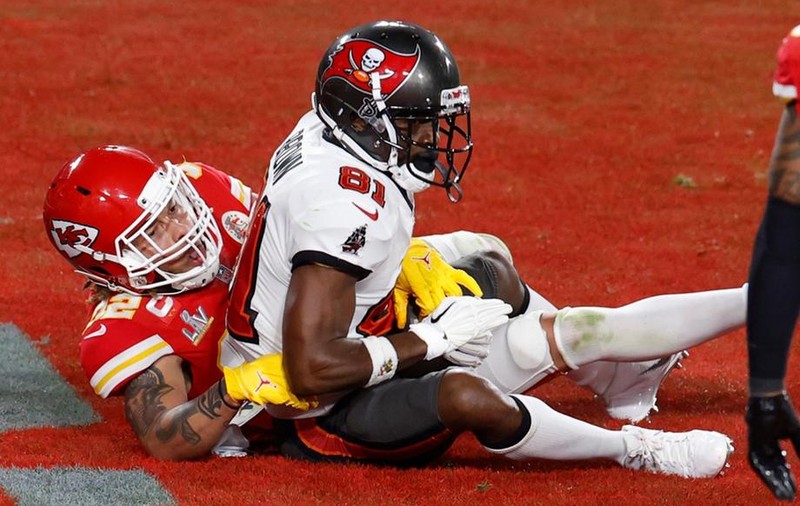 Un jucător de fotbal american ar putea fi dat afară de campioana NFL pentru că a folosit un certificat fals de vaccinare