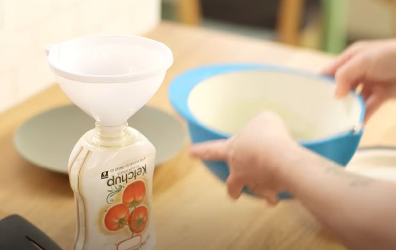 Cum poți să folosești o sticlă de ketchup pentru a face clătite perfecte. Trucul genial pe care nu-l știai