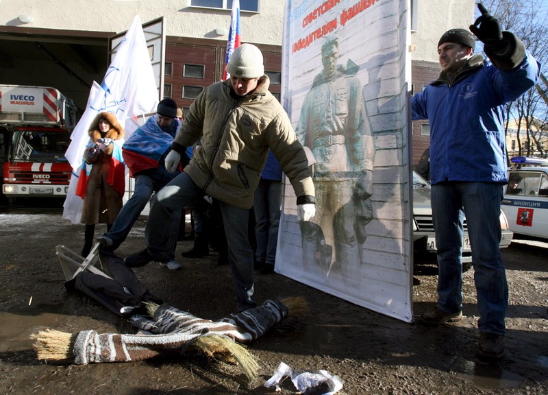 Februarie 2007: Mai mulți membri ai organizației ”Tânăra Rusie” au călcat în picioare o mascotă care îl reprezenta pe președintele Estoniei, în fața ambasadei țării baltice din Moscova | Foto: EPA