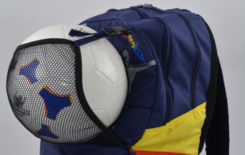 Federațiile de fotbal, rugby și baschet fac bani din rechizitele școlare pentru elevii pasionați de sport