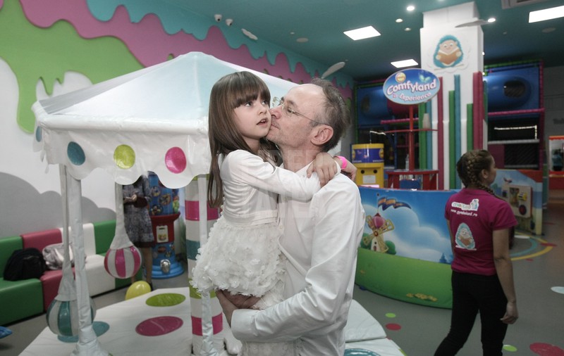 Mihai Albu, ipostază inedită. Designerul de pantofi, încălțat în botoși la ziua fiicei sale