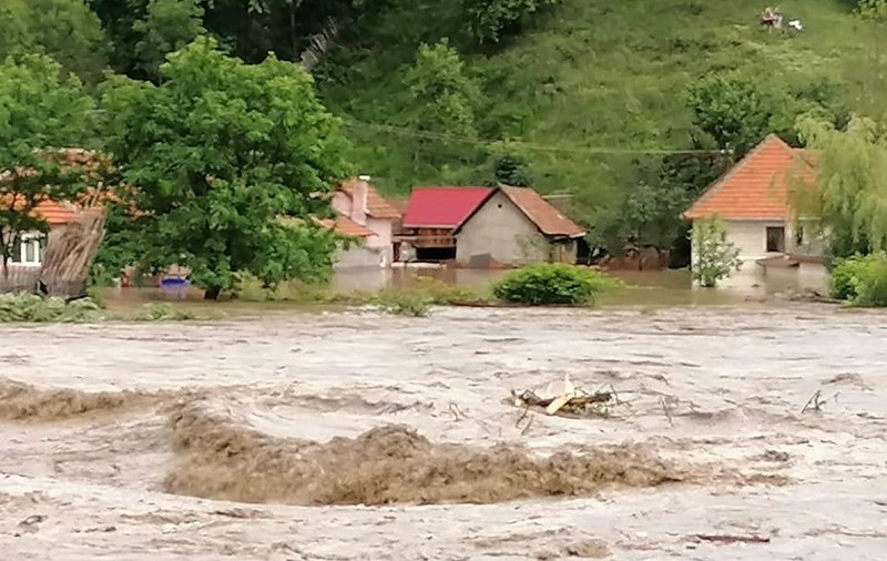 Cod portocaliu de inundaţii pe râuri din judeţele Argeş şi Hunedoara, până la ora 22:00