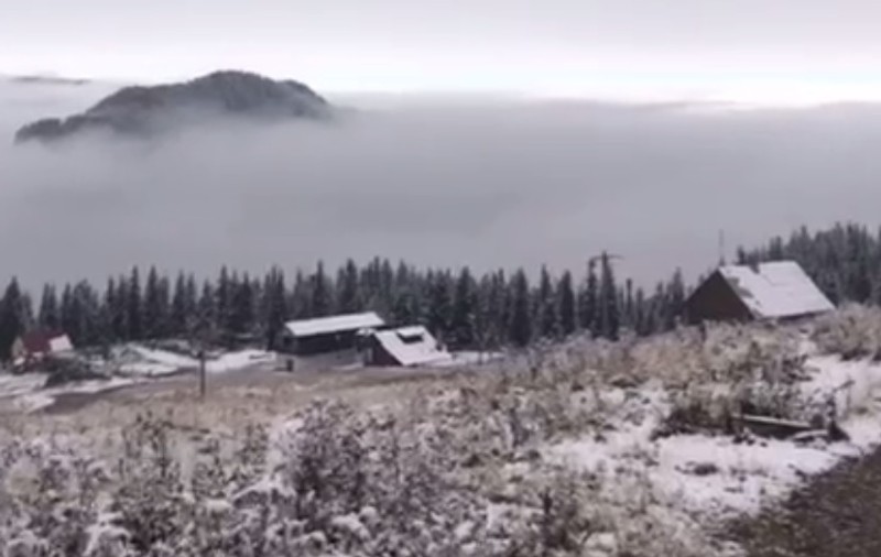 A nins în România. Zăpadă în Masivul Ceahlău, Munții Rarău și pe Transfăgărășan