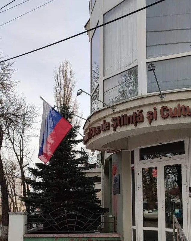 Centrul Rus de Știință și Cultură din Chișinău, Republica Moldova, vandalizat cu vopsea roșie
