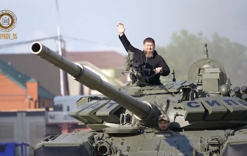 Comandantul cecen Ramzan Kadîrov a defilat într-un tanc rusesc T-72 modernizat: „Te simți ca-n Maybach. O plăcere să ataci cu el”