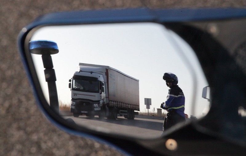 Șofer român de TIR prins luni la volan cu 3,5 alcoolemie și fără centură și condamnat marți la închisoare, în Franța