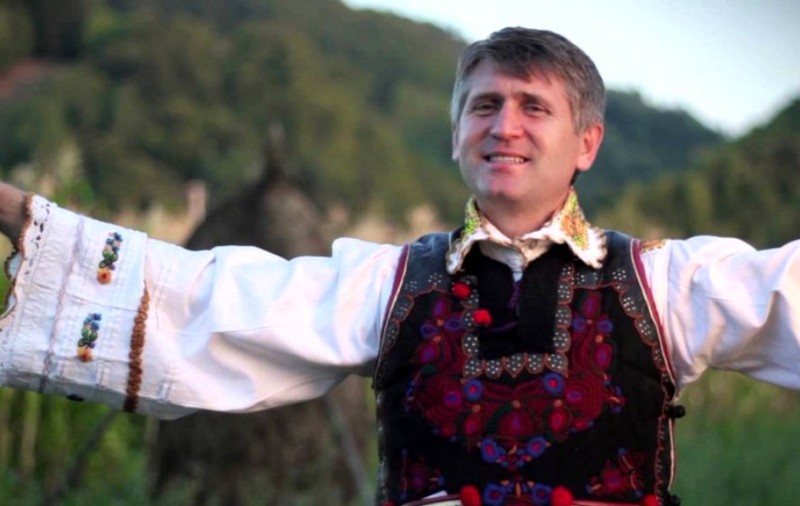 "Părintele" Pomohaci va concerta la Zilele Oraşului Ghimbav, într-un eveniment dedicat Centenarului. Biserica l-a caterisit după acuzațiile de pedofilie