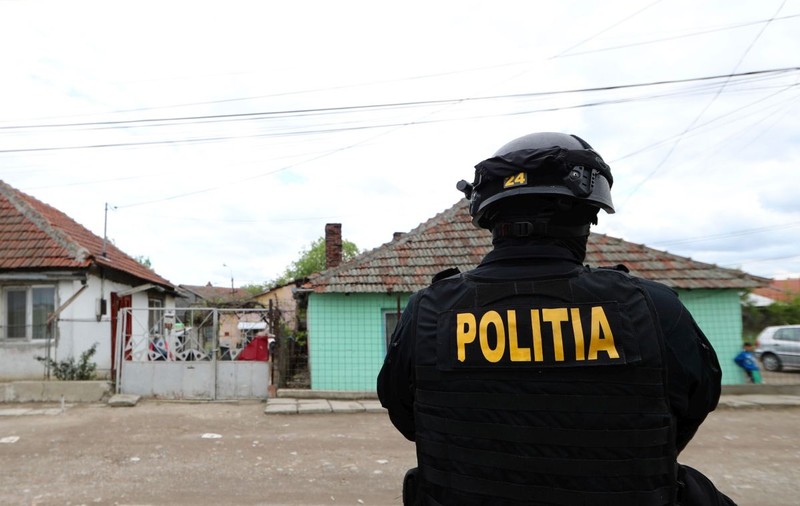 Bărbat din judeţul Iaşi, împuşcat de poliţişti în picior, după ce i-a atacat cu toporul când au mers să investigheze dispariția mamei sale