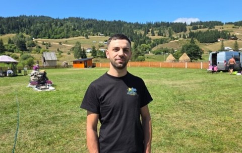 Povestea tânărului care a transformat dorul de liniște într-un camping în Șaru Dornei. De la Iași, înapoi la munte