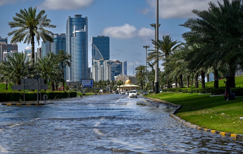 Emiratele Arabe Unite, lovite de cele mai abundente precipitații din ultimii 75 de ani. Români blocați pe aeroportul din Dubai