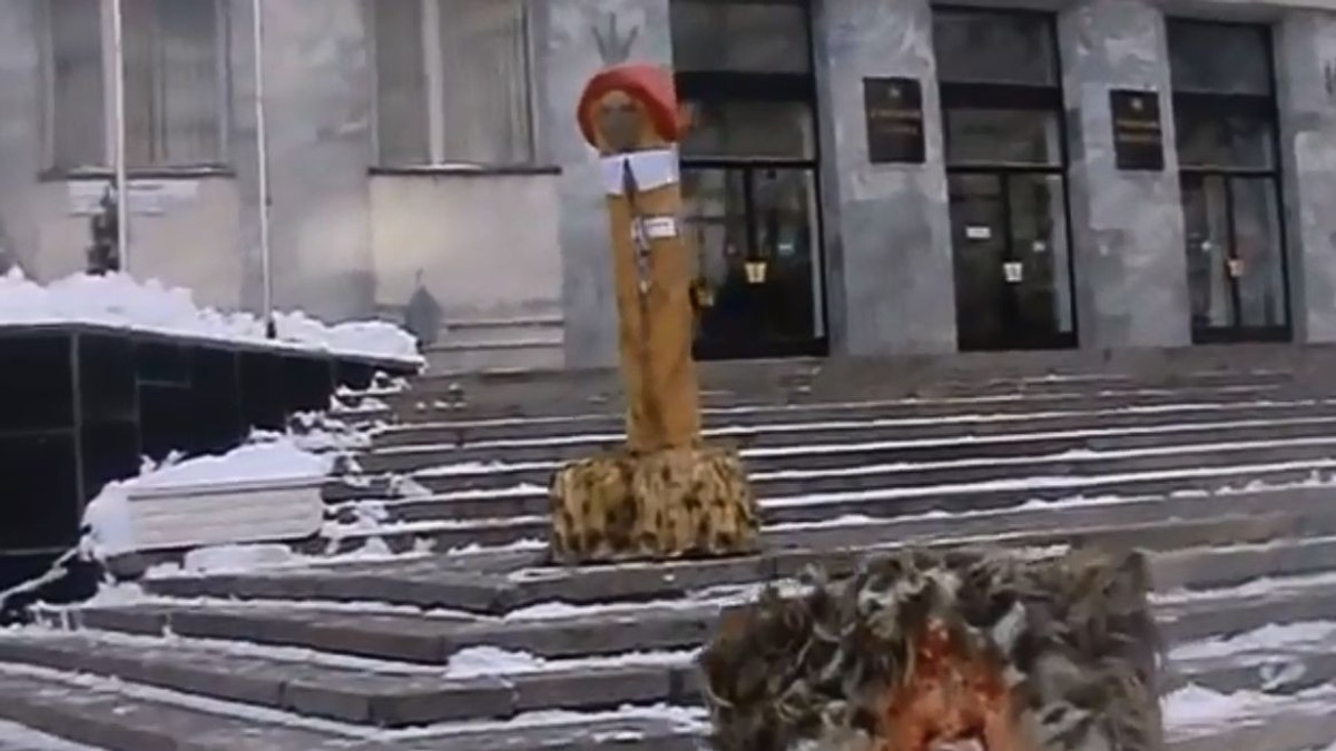 cetățeanul moldovean care a protestat cu un penis gigant