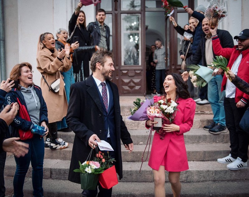Gabriela Marin de la „Cronica Cârcotașilor” a întârziat la propria nuntă. „A fost o aventură să ajungem la Starea Civilă”