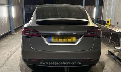 Ucraineanul a rămas fără Tesla model X cu numere de Olanda, la Vama Sighetu Marmației Sursa foto: Poliția de Frontieră