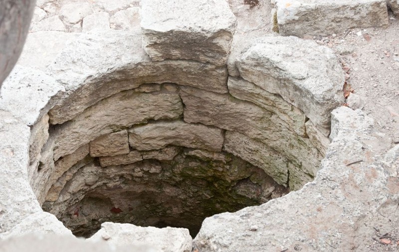 În 1974, un fermier chinez a vrut să sape o fântână, dar a descoperit 8.000 de soldați de lut, ascunși de 2.000 de ani, care păzeau mormântul primului împărat al Chinei