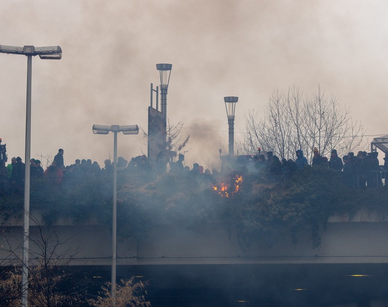 Bruxelles-ul, asediat în ziua reuniunii miniștrilor Agriculturii. Fermierii au blocat orașul cu tractoare și au dat foc la anvelope. Polițiștii au intervenit cu tunuri cu apă  | VIDEO