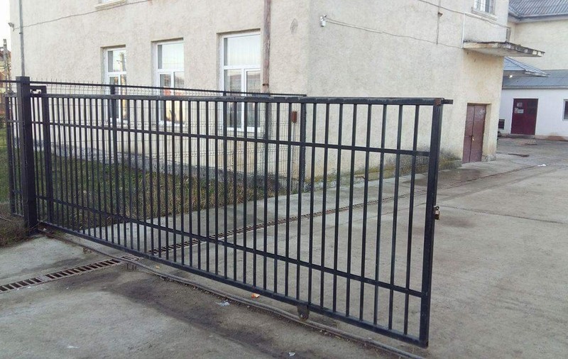 Un copil a fost rănit de poarta școlii în Botoșani. Elevul, în stare gravă la spital