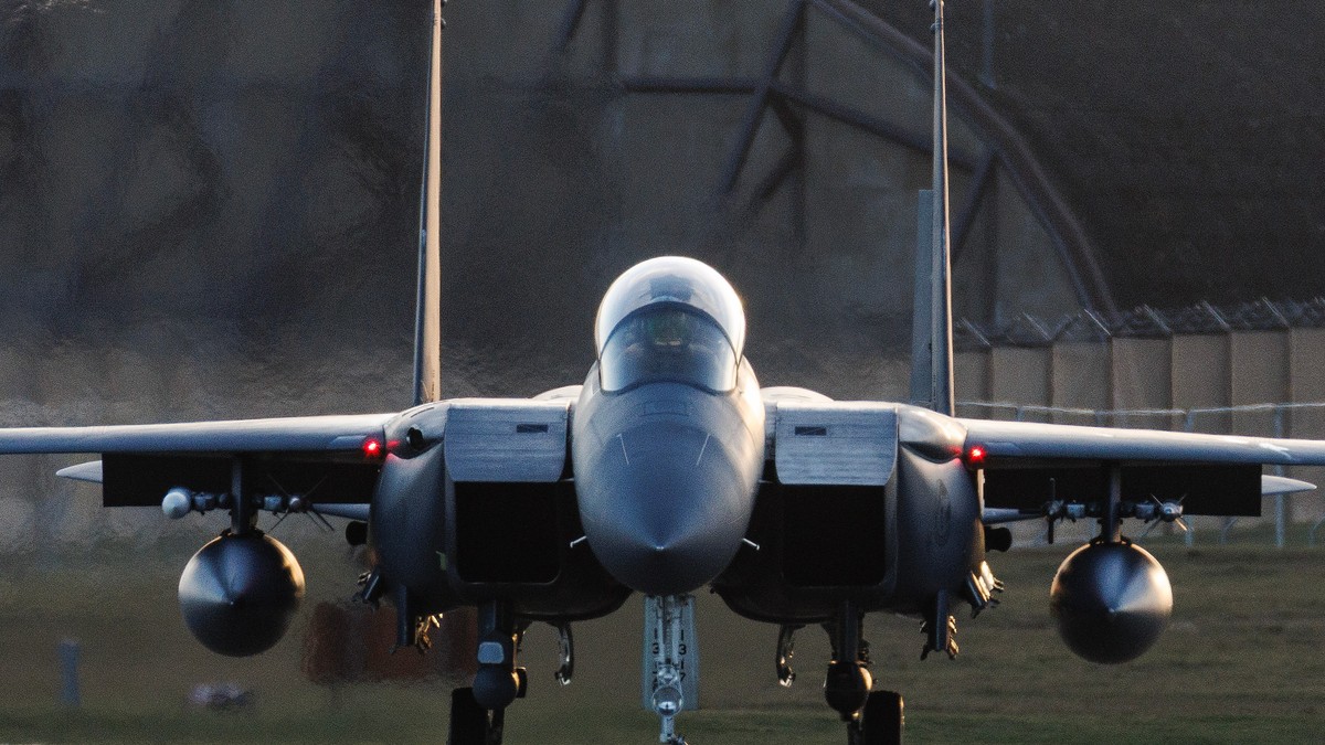Opt astfel de avioane F-15 au fost lovite în asaltul cu rachete balistice lansat de Iran asupra unei baze americane din Iordania. Fotografie cu caracter ilustrativ. Foto: Getty Images.