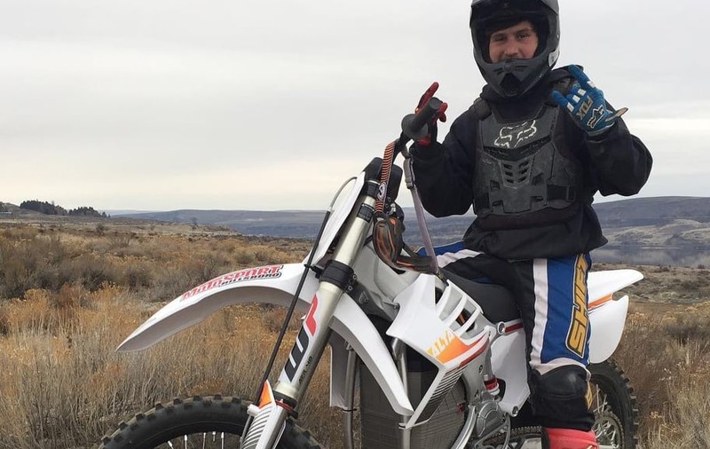 Un cascador de 28 de ani a murit, după ce a încercat să doboare recordul la sărituri cu motocicleta