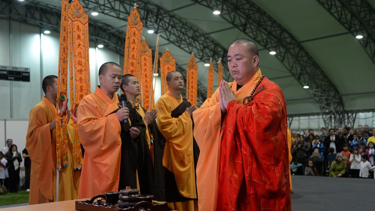 Shi Yongxin ține o slujbă de rugăciune pentru pace la un Festival Shaolin la Londra Foto: Profimedia