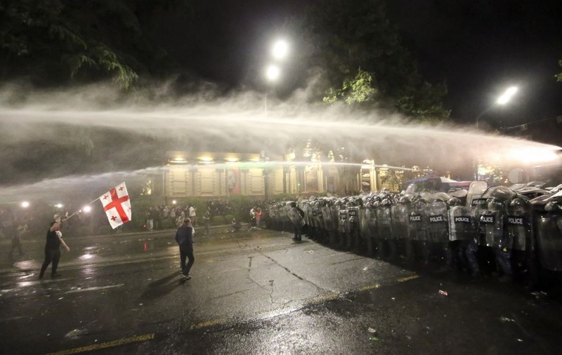 Noi proteste de amploare în Georgia față de proiectul de lege privind „agenții străini”. Poliția a intervenit cu gaze lacrimogene și tunuri cu apă