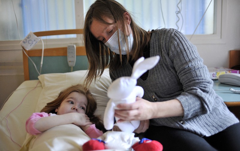 Ministerul Sănătății: Părinții și copiii cu COVID nu vor mai fi despărțiți, vor fi tratați împreună, la pediatrie